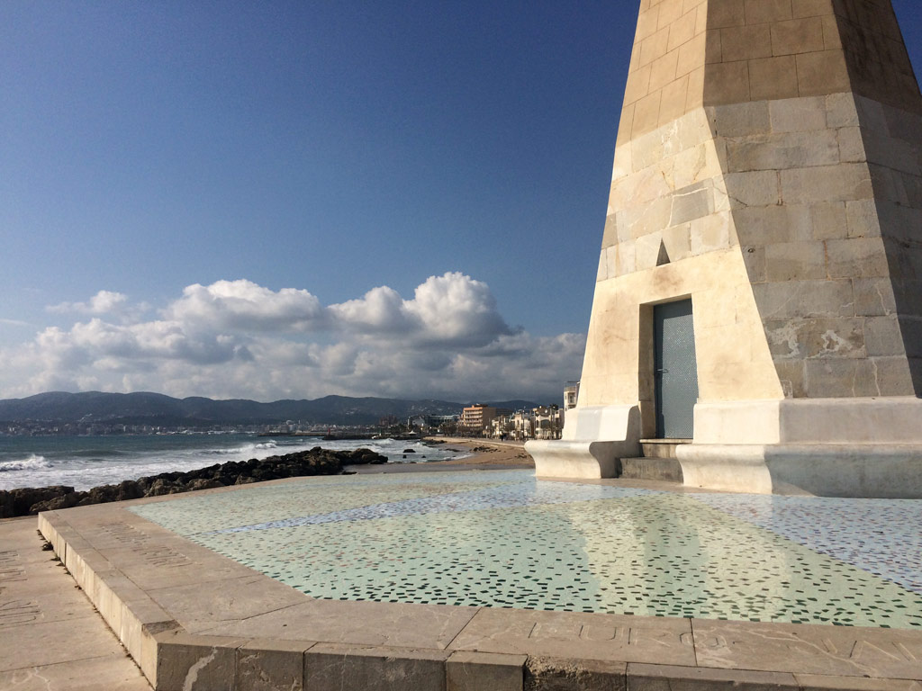 Der Obelisk. Illustrer Treffpunkt am Meer. Schaulaufen in alle Richtungen.